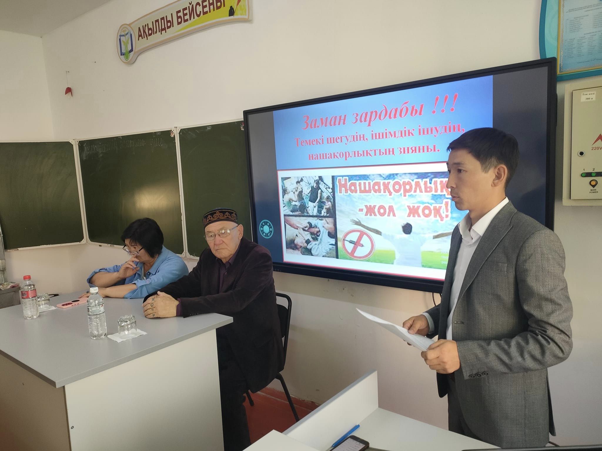 Жалаңаш ерлер мен әйелдердің суреттері