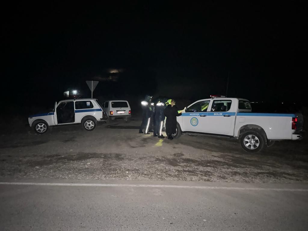 Олар тыңдау кезінде орыс әйелінің ішіне кіреді Жас және жалаңаш жігіттер, бірақ гей емес