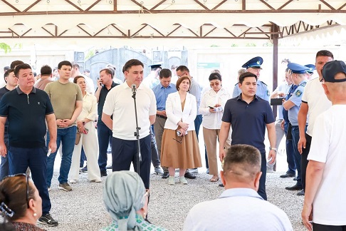 Шымкент қаласының әкімі Қаратау ауданы тұрғындарымен кездесті
