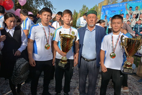 Көк туымызды көкте желбіреткен чемпиондар елге оралды