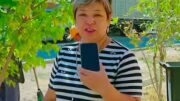 Қаратау ауданының тұрғындары тазалық жұмыстарына тәнті болды Әлемнің көптеген елінде жыл сайын атап өтілетін Дүниежүзілік тазалық күні биыл Шымкент қаласында кең көлемде аталып өтті. Бұл күннің басты мақсаты – қоғам назарын қоршаған ортаны қорғауға аударып, тұрғындарды экологиялық жауапкершілікке шақыру. Осыған орай Қаратау ауданында ұйымдастырылған сенбілікке «Қаратау» коммуналдық мемлекеттік мекемесінің қызметкерлері белсенді түрде атсалысып, аумақты қоқыстан тазарту жұмыстарына толық қатысты. Акция барысында мекеме мамандары көшелерді, жаяу жүргіншілер жолдарын, саябақтар мен қоғамдық орындарды ретке келтіріп, аулаларды тазалады. Ағаш түптері әктеліп, жасыл желектерге күтім жасалды. Нәтижесінде бірнеше тонна тұрмыстық қалдық жиналып, арнайы полигондарға шығарылды. «Таза орта – жарқын болашақ!» ұранымен өткен сенбілік ауданның келбетін айтарлықтай жақсартып, тұрғындардың көңіл-күйіне оң әсер етті. Жергілікті халық коммуналдық қызметкерлердің еңбегін жоғары бағалап, тазалыққа деген жауапкершіліктің артып келе жатқанына қуаныш білдірді. Кейбір тұрғындар өз еркімен сенбілікке қосылып, ортақ іске үлесін қосты. Тұрғындар да ризашылықтарын білдірді. «Қала тек биліктің емес, бәріміздің ортақ үйіміз, сондықтан тазалықты бірге сақтауымыз керек», – деді олар. Аудан әкімдігі мұндай шаралардың тұрақты түрде жалғасатынын атап өтті. «Қала тазалығы тек коммуналдық мекемелердің ғана емес, әрбір тұрғынның ортақ парызы. Егер әркім өз ауласын таза ұстаса, жалпы қаланың экологиялық жағдайы да жақсарады. Басты мақсатымыз – тұрғындарға қолайлы әрі қауіпсіз орта қалыптастыру», – деді әкімдік өкілдері. Жалпы, Дүниежүзілік тазалық күні Қаратау ауданында кең көлемде өтіп, тұрғындардың ықыласына бөленді. Бұл шара экологиялық мәдениетті қалыптастыруға, қоғамда табиғатты қорғау жауапкершілігін арттыруға нақты үлес қосты.