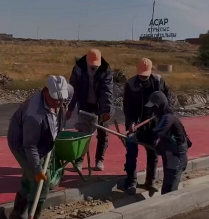 Жол жиегі тазартылып, арықтар қоқыстан аршылуда