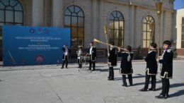 Қазақстан халқы Ассамблеясының 30 жылдығына орай Шымкент қаласында «Ұйғыр тілі, мәдениеті және салт-дәстүрі күні» атты мерекелік іс-шара өтті. Шараны Шымкент қалалық ұйғырлар қауымдастығы ұйымдастырды. Мерекеге Шымкент қаласының ішкі саясат және жастар істері жөніндегі басқарма басшысының м.а Заңғарбек Үсіпахметов, «Қоғамдық келісім» КММ басшысы Нүркен Әлімқұлов, сондай-ақ қаламыздағы этномәдени бірлестіктердің төрағалары мен өкілдері қатысты. Алдымен қатысушылар ұйғыр халқының тұрмыс-тіршілігін бейнелейтін қолөнер бұйымдары мен ұлттық тағамдар көрмесін тамашалады. Іс-шара барысында сөз алған Шымкент қаласының ішкі саясат және жастар істері жөніндегі басқарма басшысының м.а Заңғарбек Үсіпахметов: «Қазақстан халқы Ассамблеясы — бейбітшілік пен келісімнің символы. Біздің басты байлығымыз – ел ішіндегі татулық пен өзара құрмет. Осындай мәдени іс-шаралар арқылы біз бір-біріміздің дәстүрімізді, тілімізді, мәдениетімізді тереңірек танып, ортақ құндылықтарды нығайта түсеміз», — деді. Іс-шараның салтанатты ашылуы «Умай» би тобының орындауындағы ұлттық «Кербез сылқым» биімен басталды. Кеш барысында ұйғыр мәдениетінің ерекше өрнегін көрсеткен өнер ұжымдары мен жас таланттардың орындауындағы ән мен би көрерменнің көңілінен шықты. Сахна төрінде Т.Молдағалиевтің сөзіне, С.Байтерековтің әніне жазылған «Жан досым» әні шырқалып, Алматы облысы, Шелек ауданынан арнайы келген «Дастан» әншілер тобының әуезді әндері көрерменнің ыстық ықыласына бөленді.