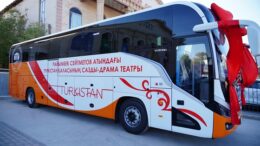 Түркістанда Райымбек Сейтметов театрына жаңа автобус табысталды