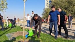 Ғабит Сыздықбеков жергілікті тұрғындармен бірге «Астана»