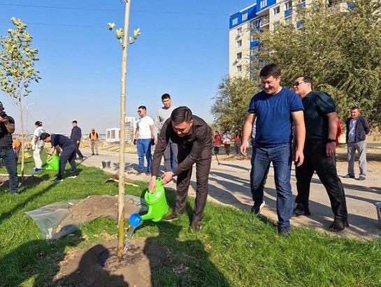 Ғабит Сыздықбеков жергілікті тұрғындармен бірге «Астана»