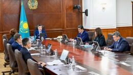 «Таза Қазақстан» бастамасындағы негізгі аспектілерінің бірі – қалдықтарды жауапкершілікпен өңдеу. Өңірлердің экологиялық қажеттіліктерін қамтамасыз ету үшін 8 жаңа ҚТҚ полигоны пайдалануға берілді. Қалдықтарын жинау, сұрыптау және қайта өңдеу бойынша, оның ішінде кәдеге жарату алымынан түсетін қаражат есебінен жалпы құны шамамен 89,4 млрд теңгені құрайтын 22 инфрақұрылымдық жоба жүзеге асыру сатысында тұр.Тағы 40 жоба бойынша жұмыстар жүргізілуде. Жалпы, Кешенді жоспарда қатты тұрмыстық қалдықтар бойынша 100 полигон салу көзделген. 💬 Сондай-ақ Ерлан Нысанбаев Астана, Алматы және Шымкент қалаларында 3 қоқыс өртеу зауытын салу бойынша жүргізіліп жатқан жұмыстар туралы баяндады. Биыл жалпы құны 293 млрд теңгені құрайтын инвестиция туралы тиісті келісімдерге қол қойылды. Сонымен қатар кәдеге жарату қаражаты есебінен құрамында тұрақты органикалық ластаушы заттары бар қалдықтарды басқаруға және сот шешімімен республикалық меншікке берілген иесіз қауіпті қалдықтарды жою көзделеді.