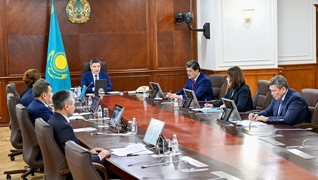 «Таза Қазақстан» бастамасындағы негізгі аспектілерінің бірі – қалдықтарды жауапкершілікпен өңдеу. Өңірлердің экологиялық қажеттіліктерін қамтамасыз ету үшін 8 жаңа ҚТҚ полигоны пайдалануға берілді. Қалдықтарын жинау, сұрыптау және қайта өңдеу бойынша, оның ішінде кәдеге жарату алымынан түсетін қаражат есебінен жалпы құны шамамен 89,4 млрд теңгені құрайтын 22 инфрақұрылымдық жоба жүзеге асыру сатысында тұр.Тағы 40 жоба бойынша жұмыстар жүргізілуде. Жалпы, Кешенді жоспарда қатты тұрмыстық қалдықтар бойынша 100 полигон салу көзделген. 💬 Сондай-ақ Ерлан Нысанбаев Астана, Алматы және Шымкент қалаларында 3 қоқыс өртеу зауытын салу бойынша жүргізіліп жатқан жұмыстар туралы баяндады. Биыл жалпы құны 293 млрд теңгені құрайтын инвестиция туралы тиісті келісімдерге қол қойылды. Сонымен қатар кәдеге жарату қаражаты есебінен құрамында тұрақты органикалық ластаушы заттары бар қалдықтарды басқаруға және сот шешімімен республикалық меншікке берілген иесіз қауіпті қалдықтарды жою көзделеді.