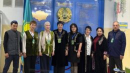 Түркістан облысында комиссия мүшелері ұлттық киіммен келді