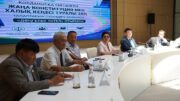 Жаңа Конституция – қоғамдық келісімнің жаңа кезеңі Қазақстанда жүргізіліп жатқан конституциялық реформалар елдің саяси және құқықтық дамуындағы маңызды кезеңдердің бірі саналады. Конституцияға енгізілген өзгерістер мен толықтырулар мемлекеттік басқару жүйесін жетілдіруге, азаматтардың құқықтары мен бостандықтарын қорғауды күшейтуге, сондай-ақ қоғамдағы әділдік пен жауапкершілік қағидаттарын нығайтуға бағытталған. Бұл өзгерістер қоғамдық келісімді жаңа деңгейге көтеріп, құқықтық мемлекет құру жолындағы маңызды қадамға айналды. Жаңартылған Конституцияның басты ерекшеліктерінің бірі – азаматтардың мемлекет ісіне қатысу мүмкіндіктерін кеңейтуге басымдық берілуі. Бұл қоғамдық пікірдің маңызын арттырып, ашықтық пен есептілік қағидаттарын нығайтуға жол ашады. Сонымен қатар заң үстемдігін қамтамасыз ету, адам құқықтарын қорғау тетіктерін жетілдіру және мемлекеттік органдардың жауапкершілігін арттыру бағытындағы өзгерістер құқықтық мемлекеттің берік негізін қалыптастыруға қызмет етеді. Конституциялық реформалардың тағы бір маңызды қыры – қоғамдық келісім мен ұлттық бірлікті нығайту. Қазақстан көпұлтты әрі көпконфессиялы мемлекет ретінде өзара сыйластықты, татулықты және тұрақтылықты басты құндылықтардың бірі ретінде қарастырады. Осы тұрғыдан алғанда, Конституцияда бекітілген теңдік, заң алдындағы әділдік және кемсітушілікке жол бермеу қағидаттары азаматтардың құқықтарын қорғаудың маңызды кепілі болып табылады. Түркістан қаласындағы «Достық үйінде» жаңа Конституция мен 2026 жылғы 1 шілдеден бастап күшіне енген «Қазақстан Халық Кеңесі туралы» Конституциялық Заңының талаптарын түсіндіруге арналған дөңгелек үстел өтті. Іс-шараға Түркістан облысы әкімінің орынбасары Ертай Алтаев, облыстық Ақсақалдар кеңесінің төрағасы Созақбай Әбдіқұлов, этномәдени бірлестіктердің, Ақсақалдар және Аналар кеңестерінің, Ғылыми-сарапшылық топтың, жастар ұйымдарының, азаматтық қоғам институттары мен БАҚ өкілдері қатысты. Жиында Түркістан облысы әкімінің орынбасары Ертай Алтаев жаңа Конституцияның елдің құқықтық және қоғамдық дамуының берік негізі екенін атап өтіп, Қазақстан Халық Кеңесінің қоғам мен мемлекет арасындағы тиімді диалогты дамытудағы рөліне ерекше назар аударды. Сондай-ақ, «Қоғамды келісім» мекемесі этномәдени бірлестіктер мен құрылымдардың жұмысын үйлестіруде және қалыпты өз жұмысын белсенді атқара беретіндігін жеткізді. Сондай-ақ, облыстық өзбек этномәдени қоғамдық бірлестігінің төраға орынбасары Данияр Аюпов этномәдени бірлестіктердің қоғамдық келісімді сақтаудағы үлесін сөз етсе, облыстық Ғылыми-сарапшылық топтың мүшесі Ғани Исаев жаңа заңның мазмұны мен конституциялық реформалардың маңызын түсіндірді. Кентау қалалық славян этномәдени бірлестігінің мүшесі Елена Стребкова мен Сарыағаш аудандық түрік этномәдени бірлестігінің төрағасы Алипаша Хинизов этносаралық татулық пен өзара сенімді нығайтудың маңыздылығына тоқталды. Ал «Ел жастары» РҚБ Түркістан облыстық өкілдігінің төрағасы Надиржан Хасантаев жастардың қоғамдық бастамаларға белсенді қатысуы мен ұлттық құндылықтарды дәріптеудегі жауапкершілігін атап өтті. Кездесу барысында жаңа Конституцияның негізгі қағидалары, қоғамдық келісім мен жалпыұлттық бірлікті нығайтудағы Қазақстан Халық Кеңесінің рөлі, азаматтық қоғам институттарының өзара іс-қимылын күшейту мәселелері кеңінен сөз болды. Жаңартылған Конституцияның құндылықтарын халық арасында кеңінен түсіндіру, құқықтық мәдениетті арттыру және жастардың азаматтық жауапкершілігін қалыптастыру – бүгінгі күннің маңызды міндеттерінің бірі. Азаматтардың өз құқықтары мен міндеттерін білуі, заңды құрметтеуі және қоғамдық өмірге белсенді араласуы еліміздің тұрақты дамуына ықпал етеді. Қоғамдық келісім – кез келген мемлекеттің өркендеуінің басты шарты. Ал Конституция осы келісімнің құқықтық негізін қалыптастыратын басты құжат болып қала береді. Сондықтан конституциялық құндылықтарды дәріптеу, заң үстемдігін нығайту және азаматтық жауапкершілікті арттыру – әділетті, тұрақты әрі дамыған Қазақстанды қалыптастырудың маңызды алғышарттарының бірі. Жиын қорытындысында қоғамдық келісімді нығайту, жастар арасында ұлттық құндылықтарды дәріптеу, азаматтармен тұрақты кері байланысты дамыту және қоғамдық құрылымдардың өзара ықпалдастығын арттыру бағытындағы ұсыныстар жинақталып, тиісті мемлекеттік органдарға жолданатыны айтылды.