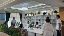 Сарыағаш ауданындағы діни ахуалдың тұрақтылығы Қазақстанда қоғамдық келісім мен тұрақтылықты сақтау – мемлекеттік саясаттың басым бағыттарының бірі. Осы тұрғыда жергілікті аудандар да дін саласындағы тұрақтылықты қамтамасыз ету, тұрғындардың діни сауаттылығын арттыру және ұлттық құндылықтарды дәріптеу бағытында жүйелі жұмыстар жүргізілуде. Бұл жұмыстардың басты мақсаты – қоғамдағы татулықты нығайту, жастарды жат діни идеологиялардың ықпалынан қорғау және ұлттық бірегейлікті сақтау. Діни сауаттылық – әрбір азаматтың дін туралы дұрыс әрі сенімді ақпаратты білуі, дәстүрлі рухани құндылықтарды құрметтеуі және күмәнді діни ақпаратты ажырата алуы. Қазіргі таңда интернет пен әлеуметтік желілер арқылы түрлі жалған мәліметтер мен деструктивті діни ағымдардың насихаты таралуы мүмкін. Сондықтан тұрғындардың, әсіресе жастардың діни білімін арттыру – уақыт талабы. Сарыағаш ауданында дін саласындағы тұрақтылықты сақтау, тұрғындардың діни сауаттылығын арттыру және ұлттық құндылықтарды насихаттау мақсатында ақпараттық-түсіндіру кездесуі ұйымдастырылды. Кездесуге Түркістан облысы дін істері басқармасының «Дін мәселелерін зерттеу орталығы» КММ-нің маманы Өгембай Ғалымжан қатысты. Іс-шараның мақсаты – тұрғындардың діни сауаттылығын арттыру, қоғамдағы тұрақтылықты нығайту және азаматтардың радикалды идеологияларға қарсы иммунитетін қалыптастыру. Кездесу барысында дәстүрлі ислам құндылықтарының қоғам өміріндегі маңызы, деструктивті діни ағымдардың белгілері мен олардың теріс ықпалы, діни ақпараттарды сенімді дереккөздерден алу қажеттілігі жөнінде кеңінен түсіндірілді. Ұлттық құндылықтарды насихаттау да қоғамның рухани тұтастығын нығайтудың маңызды тетігі болып табылады. Қазақ халқының салт-дәстүрі, үлкенге құрмет, кішіге ізет, отбасы бірлігі, еңбекқорлық, отансүйгіштік сияқты асыл қасиеттер жастар тәрбиесінің негізі болуы тиіс. Ұлттық құндылықтар мен дәстүрлі рухани мұраны дәріптеу жастардың бойында жауапкершілік пен елге деген сүйіспеншілікті қалыптастырады. Деструктивті және заңмен тыйым салынған діни ағымдар қоғамдағы бірлікке, отбасы институтына және қоғамдық қауіпсіздікке кері әсер етуі мүмкін. Сондықтан әрбір азамат діни мәселелер бойынша тек ресми әрі сенімді ақпарат көздеріне сүйеніп, қажет болған жағдайда білікті мамандардың кеңесіне жүгінгені дұрыс. Кездесу барысында дәстүрлі ислам құндылықтарының қоғам өміріндегі маңызы, деструктивті діни ағымдардың белгілері мен олардың теріс ықпалы, діни ақпараттарды сенімді дереккөздерден алу қажеттілігі жөнінде кеңінен түсіндірілді. Сонымен қатар, жастар арасында ұлттық құндылықтарды дәріптеудің өзектілігі, отбасы институтының рөлі, діни экстремизм мен радикалды идеологиялардың алдын алу мәселелері талқыланды. Қатысушылар тарапынан қойылған сұрақтарға теологиялық және құқықтық тұрғыда нақты жауаптар берілді.
