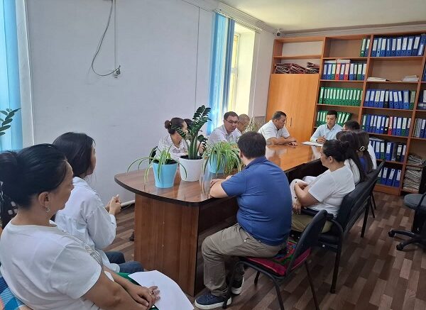 Төлеби ауданында діни тұрақтылықты нығайту бағытындағы жұмыстар Қоғамдағы тұрақтылық пен бірлікті сақтауда дін саласының орны ерекше. Осыған байланысты Төлеби ауданында діни ахуалдың тұрақтылығын қамтамасыз ету, тұрғындардың діни сауаттылығын арттыру және жастарды жат діни идеологиялардың ықпалынан қорғау бағытында жүйелі жұмыстар атқарылып келеді. Бұл шаралардың негізгі мақсаты – қоғамдағы бейбітшілік пен келісімді нығайту, азаматтардың құқықтары мен бостандықтарын құрметтеу және дәстүрлі рухани құндылықтарды дәріптеу. Діни сауаттылық – әрбір азаматтың дін туралы дұрыс әрі сенімді ақпаратқа ие болуы, діни мәселелерде саналы көзқарас қалыптастыруы және күмәнді ақпаратты ажырата білуі. Қазіргі таңда интернет пен әлеуметтік желілер арқылы түрлі жалған діни ақпараттар кеңінен таралуда. Сондықтан тұрғындардың, әсіресе жастардың діни білімін арттыру – уақыт талабына айналып отыр. Төлеби ауданында ақпараттық-түсіндіру топтарының қатысуымен білім беру ұйымдарында, еңбек ұжымдарында және ауылдық елді мекендерде кездесулер, семинарлар мен дөңгелек үстелдер өткізіліп келеді. Бұл іс-шараларда дәстүрлі діннің құндылықтары, зайырлы мемлекет қағидаттары, діни экстремизм мен терроризмнің алдын алу мәселелері және заң талаптары жан-жақты түсіндіріледі. Сол кездесулнрдің бірі Төлеби ауданында дін саласындағы тұрақтылықты сақтау, тұрғындардың діни сауаттылығын арттыру және ұлттық құндылықтарды насихаттау мақсатында ақпараттық-түсіндіру кездесуі ұйымдастырылды. Кездесуге Түркістан облысы дін істері басқармасының «Дін мәселелерін зерттеу орталығы» КММ-нің маманы Мырзабай Қайсар қатысты. Іс-шараның мақсаты – тұрғындардың діни сауаттылығын арттыру, қоғамдағы тұрақтылықты нығайту және азаматтардың радикалды идеологияларға қарсы иммунитетін қалыптастыру. Кездесу барысында дәстүрлі ислам құндылықтарының қоғам өміріндегі маңызы, деструктивті діни ағымдардың белгілері мен олардың теріс ықпалы, діни ақпараттарды сенімді дереккөздерден алу қажеттілігі жөнінде кеңінен түсіндірілді. Жастарды деструктивті және заңмен тыйым салынған діни ағымдардың ықпалынан қорғауда отбасының, білім беру ұйымдарының, қоғам белсенділерінің және дін саласы мамандарының бірлескен жұмысы маңызды рөл атқарады. Ұлттық салт-дәстүрді, мәдени мұраны және адамгершілік құндылықтарды дәріптеу жастардың бойында отансүйгіштік, жауапкершілік пен рухани иммунитетті қалыптастыруға ықпал етеді. Сонымен қатар, жастар арасында ұлттық құндылықтарды дәріптеудің өзектілігі, отбасы институтының рөлі, діни экстремизм мен радикалды идеологиялардың алдын алу мәселелері талқыланды. Қатысушылар тарапынан қойылған сұрақтарға теологиялық және құқықтық тұрғыда нақты жауаптар берілді. Төлеби ауданында дін саласындағы тұрақтылықты сақтау және тұрғындардың діни сауаттылығын арттыру – қоғамның қауіпсіздігі мен ел бірлігін нығайтудың маңызды бағыттарының бірі. Әрбір азамат діни мәселелерде жауапкершілік танытып, тек сенімді ақпарат көздеріне сүйеніп, қоғамдық келісім мен өзара сыйластықты сақтауға үлес қосуы қажет.