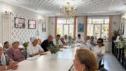Зайырлы қоғамдағы діни тұрақтылық Қоғамдағы бейбітшілік пен келісімді сақтауда дін саласындағы тұрақтылықтың маңызы ерекше. Діни тұрақтылық – азаматтардың ар-ождан бостандығын қамтамасыз ету, түрлі діни көзқарастарға құрметпен қарау және қоғамдағы өзара түсіністікті нығайту арқылы қалыптасатын маңызды құндылықтардың бірі. Қазақстан зайырлы мемлекет ретінде әр азаматтың діни сенім еркіндігіне кепілдік береді. Сонымен қатар мемлекет қоғамдағы татулық пен тұрақтылықты сақтау мақсатында дін саласындағы заңдылықты қамтамасыз етуге, конфессияаралық келісімді нығайтуға және азаматтардың діни сауаттылығын арттыруға бағытталған жұмыстарды жүзеге асырып келеді. Дін саласындағы тұрақтылықты қамтамасыз етудің негізгі бағыттарының бірі – халық арасында түсіндіру жұмыстарын жүйелі жүргізу. Діни мәселелер бойынша дұрыс әрі объективті ақпарат беру азаматтардың теріс ағымдардың ықпалына қарсы тұру қабілетін арттырады. Осы ретте теологтар, дінтанушылар және ақпараттық-түсіндіру топтарының қызметі маңызды рөл атқарады. Жастардың діни сауаттылығын арттыру да тұрақтылықты сақтаудың басты тетіктерінің бірі. Жастарға ұлттық құндылықтарды, дәстүрлі рухани мұраны және зайырлы қоғам қағидаттарын түсіндіру олардың азаматтық ұстанымын қалыптастырып, жауапкершілік сезімін күшейтеді. Шардара ауданында дін саласындағы тұрақтылықты қамтамасыз ету мақсатында Шардара қаласында орналасқан «Қасиет әлеуметтік қызмет көрсету орталығы» мекемесінде қазыналы қарияларымыз еңбек ардагерлерімен «Ғаламтордың пайдасы мен зияны», «Ұлтаралық татулық дінаралық тұрақтылық», - тақырыбында кездесу өтті. Кездесуге ауданның құрметті азаматы Қ.Ілесов, аудандық ішкі саясат бөлімінің әдіскері, теолог маманы А.Данияров қатысты. Аудандық ақсақалдар кеңесінің төрағасы Қ.Ілесов Әлемде бір шаңырақ астында сан түрлі ұлт пен түрлі дін өкілдері өзара түсіністікпен, татулықпен өмір сүріп отырған мемлекеттер көп емес. Осындай елдердің қатарында Қазақстанның орны айрықша. Бұл - ғасырлар бойы талай тарихи сынақтан өткен, тағдырдың талай белесінен сүрінбей өткен елдің өмірлік тәжірибесі мен парасатты жолының жемісі. Елдегі осындай жарасымды тіршіліктің негізі - өзара құрмет, ұлтаралық келісім және діни татулық екені анық. Қазақстандағы ұлтаралық келісім тек түрлі этнос өкілдерінің бірге өмір сүруі ғана емес, қоғамдық тұрақтылықты сақтап, сондай-ақ ел дамуының да маңызды шарты болып табылады. Тыныштық пен өзара сенім бар жерде экономика, білім, ғылым, мәдениет және кәсіпкерлік те дамиды. Президент Қасым-Жомарт Тоқаев ел ішіндегі бірлік пен тұрақтылықтың маңызын үнемі атап көрсетіп келеді. Мемлекет басшысы: «Біздің ең басты байлығымыз - ел ішіндегі бірлік пен тұрақтылық», - деп айтқан болатын. Қазіргі заманда діни сауаттылықтың маңызы бұрынғыдан да арта түсті. Себебі, дінді дұрыс түсінбеу кей жағдайда адамдарды теріс бағыттарға жетелеуі мүмкін. Сондықтан мемлекет діни экстремизм мен радикализмнің алдын алу, жастардың діни сауатын арттыру, халыққа дұрыс түсінік беру бағытында жұмыстар жүргізіп келеді. Мемлекет басшысы Қасым-Жомарт Тоқаев зайырлылық қағидатына ерекше мән беріп келеді. Президент: «Зайырлылық - дінсіздік емес. Зайырлы мемлекет дегеніміз – діни сенім бостандығына құрметпен қарайтын мемлекет», - деп атап өткен болатын. Яғни, мемлекет бір дінді екіншісінен жоғары қоймайды, бірақ азаматтардың сенім еркіндігін қорғайды және қоғамдағы татулықты сақтауға жағдай жасайды деп сөзін қорытындылады. Шардара аудандық ішкі саясат бөлімінің әдіскері, теолог маманы А.Данияров: Қазіргі таңда ғаламтор - күнделікті өміріміздің маңызды бөлігі. Оны адамдар оқу, жұмыс, байланыс жасау және қажетті ақпаратты іздеу үшін пайдаланады. Ғаламтордың пайдасы көп болғанымен, оның зиянды жақтары да бар. Ғаламтордың басты пайдасы - ақпаратты тез әрі оңай табуға мүмкіндік береді. Әлемнің кез келген жеріндегі адамдармен байланысып, хат алмасып немесе бейнеқоңырау арқылы сөйлесуге мүмкіндік бар. Сонымен қатар, ғаламтордың зияны да кездеседі. Оны ұзақ уақыт пайдалану көздің көру қабілетіне және денсаулыққа кері әсер етеді. Әлеуметтік желілер мен компьютерлік ойындарға тәуелді болу адамның уақытын босқа өткізіп, оқу үлгерімінің төмендеуіне әкелуі мүмкін. Ғаламторда жалған ақпарат пен алаяқтар да кездесетіндіктен, әр адам өз ақпараттарын бөтен кісілерге бермеу керек. Менің ойымша, ғаламтордың пайдасы да, зияны да бар. Ең бастысы - ғаламторды дұрыс пайдалана білу. Ғаламторды білім алу, байланыс жасау және көңіл көтеру үшін пайдалануға болады, бірақ оған тәуелді болып қалмау керек. Сонымен қатар, ғаламтордағы ақпаратты сын көзімен қарау және кибербуллингтен сақ болу қажет. Қорытындылай келе, ғаламтор - біздің өмірімізді жақсартатын құрал болуы мүмкін, егер біз оны ақылмен пайдалансақ. Ғаламторды пайдалану кезінде сақ болайық және оның зиянды әсерінен қорғанайық. Сонда ғана ғаламтор бізге дос бола алады.