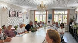 Зайырлы қоғамдағы діни тұрақтылық Қоғамдағы бейбітшілік пен келісімді сақтауда дін саласындағы тұрақтылықтың маңызы ерекше. Діни тұрақтылық – азаматтардың ар-ождан бостандығын қамтамасыз ету, түрлі діни көзқарастарға құрметпен қарау және қоғамдағы өзара түсіністікті нығайту арқылы қалыптасатын маңызды құндылықтардың бірі. Қазақстан зайырлы мемлекет ретінде әр азаматтың діни сенім еркіндігіне кепілдік береді. Сонымен қатар мемлекет қоғамдағы татулық пен тұрақтылықты сақтау мақсатында дін саласындағы заңдылықты қамтамасыз етуге, конфессияаралық келісімді нығайтуға және азаматтардың діни сауаттылығын арттыруға бағытталған жұмыстарды жүзеге асырып келеді. Дін саласындағы тұрақтылықты қамтамасыз етудің негізгі бағыттарының бірі – халық арасында түсіндіру жұмыстарын жүйелі жүргізу. Діни мәселелер бойынша дұрыс әрі объективті ақпарат беру азаматтардың теріс ағымдардың ықпалына қарсы тұру қабілетін арттырады. Осы ретте теологтар, дінтанушылар және ақпараттық-түсіндіру топтарының қызметі маңызды рөл атқарады. Жастардың діни сауаттылығын арттыру да тұрақтылықты сақтаудың басты тетіктерінің бірі. Жастарға ұлттық құндылықтарды, дәстүрлі рухани мұраны және зайырлы қоғам қағидаттарын түсіндіру олардың азаматтық ұстанымын қалыптастырып, жауапкершілік сезімін күшейтеді. Шардара ауданында дін саласындағы тұрақтылықты қамтамасыз ету мақсатында Шардара қаласында орналасқан «Қасиет әлеуметтік қызмет көрсету орталығы» мекемесінде қазыналы қарияларымыз еңбек ардагерлерімен «Ғаламтордың пайдасы мен зияны», «Ұлтаралық татулық дінаралық тұрақтылық», - тақырыбында кездесу өтті. Кездесуге ауданның құрметті азаматы Қ.Ілесов, аудандық ішкі саясат бөлімінің әдіскері, теолог маманы А.Данияров қатысты. Аудандық ақсақалдар кеңесінің төрағасы Қ.Ілесов Әлемде бір шаңырақ астында сан түрлі ұлт пен түрлі дін өкілдері өзара түсіністікпен, татулықпен өмір сүріп отырған мемлекеттер көп емес. Осындай елдердің қатарында Қазақстанның орны айрықша. Бұл - ғасырлар бойы талай тарихи сынақтан өткен, тағдырдың талай белесінен сүрінбей өткен елдің өмірлік тәжірибесі мен парасатты жолының жемісі. Елдегі осындай жарасымды тіршіліктің негізі - өзара құрмет, ұлтаралық келісім және діни татулық екені анық. Қазақстандағы ұлтаралық келісім тек түрлі этнос өкілдерінің бірге өмір сүруі ғана емес, қоғамдық тұрақтылықты сақтап, сондай-ақ ел дамуының да маңызды шарты болып табылады. Тыныштық пен өзара сенім бар жерде экономика, білім, ғылым, мәдениет және кәсіпкерлік те дамиды. Президент Қасым-Жомарт Тоқаев ел ішіндегі бірлік пен тұрақтылықтың маңызын үнемі атап көрсетіп келеді. Мемлекет басшысы: «Біздің ең басты байлығымыз - ел ішіндегі бірлік пен тұрақтылық», - деп айтқан болатын. Қазіргі заманда діни сауаттылықтың маңызы бұрынғыдан да арта түсті. Себебі, дінді дұрыс түсінбеу кей жағдайда адамдарды теріс бағыттарға жетелеуі мүмкін. Сондықтан мемлекет діни экстремизм мен радикализмнің алдын алу, жастардың діни сауатын арттыру, халыққа дұрыс түсінік беру бағытында жұмыстар жүргізіп келеді. Мемлекет басшысы Қасым-Жомарт Тоқаев зайырлылық қағидатына ерекше мән беріп келеді. Президент: «Зайырлылық - дінсіздік емес. Зайырлы мемлекет дегеніміз – діни сенім бостандығына құрметпен қарайтын мемлекет», - деп атап өткен болатын. Яғни, мемлекет бір дінді екіншісінен жоғары қоймайды, бірақ азаматтардың сенім еркіндігін қорғайды және қоғамдағы татулықты сақтауға жағдай жасайды деп сөзін қорытындылады. Шардара аудандық ішкі саясат бөлімінің әдіскері, теолог маманы А.Данияров: Қазіргі таңда ғаламтор - күнделікті өміріміздің маңызды бөлігі. Оны адамдар оқу, жұмыс, байланыс жасау және қажетті ақпаратты іздеу үшін пайдаланады. Ғаламтордың пайдасы көп болғанымен, оның зиянды жақтары да бар. Ғаламтордың басты пайдасы - ақпаратты тез әрі оңай табуға мүмкіндік береді. Әлемнің кез келген жеріндегі адамдармен байланысып, хат алмасып немесе бейнеқоңырау арқылы сөйлесуге мүмкіндік бар. Сонымен қатар, ғаламтордың зияны да кездеседі. Оны ұзақ уақыт пайдалану көздің көру қабілетіне және денсаулыққа кері әсер етеді. Әлеуметтік желілер мен компьютерлік ойындарға тәуелді болу адамның уақытын босқа өткізіп, оқу үлгерімінің төмендеуіне әкелуі мүмкін. Ғаламторда жалған ақпарат пен алаяқтар да кездесетіндіктен, әр адам өз ақпараттарын бөтен кісілерге бермеу керек. Менің ойымша, ғаламтордың пайдасы да, зияны да бар. Ең бастысы - ғаламторды дұрыс пайдалана білу. Ғаламторды білім алу, байланыс жасау және көңіл көтеру үшін пайдалануға болады, бірақ оған тәуелді болып қалмау керек. Сонымен қатар, ғаламтордағы ақпаратты сын көзімен қарау және кибербуллингтен сақ болу қажет. Қорытындылай келе, ғаламтор - біздің өмірімізді жақсартатын құрал болуы мүмкін, егер біз оны ақылмен пайдалансақ. Ғаламторды пайдалану кезінде сақ болайық және оның зиянды әсерінен қорғанайық. Сонда ғана ғаламтор бізге дос бола алады.