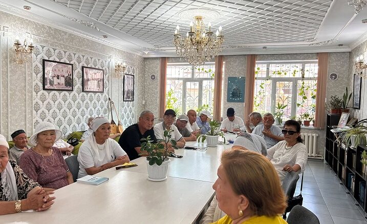 Зайырлы қоғамдағы діни тұрақтылық Қоғамдағы бейбітшілік пен келісімді сақтауда дін саласындағы тұрақтылықтың маңызы ерекше. Діни тұрақтылық – азаматтардың ар-ождан бостандығын қамтамасыз ету, түрлі діни көзқарастарға құрметпен қарау және қоғамдағы өзара түсіністікті нығайту арқылы қалыптасатын маңызды құндылықтардың бірі. Қазақстан зайырлы мемлекет ретінде әр азаматтың діни сенім еркіндігіне кепілдік береді. Сонымен қатар мемлекет қоғамдағы татулық пен тұрақтылықты сақтау мақсатында дін саласындағы заңдылықты қамтамасыз етуге, конфессияаралық келісімді нығайтуға және азаматтардың діни сауаттылығын арттыруға бағытталған жұмыстарды жүзеге асырып келеді. Дін саласындағы тұрақтылықты қамтамасыз етудің негізгі бағыттарының бірі – халық арасында түсіндіру жұмыстарын жүйелі жүргізу. Діни мәселелер бойынша дұрыс әрі объективті ақпарат беру азаматтардың теріс ағымдардың ықпалына қарсы тұру қабілетін арттырады. Осы ретте теологтар, дінтанушылар және ақпараттық-түсіндіру топтарының қызметі маңызды рөл атқарады. Жастардың діни сауаттылығын арттыру да тұрақтылықты сақтаудың басты тетіктерінің бірі. Жастарға ұлттық құндылықтарды, дәстүрлі рухани мұраны және зайырлы қоғам қағидаттарын түсіндіру олардың азаматтық ұстанымын қалыптастырып, жауапкершілік сезімін күшейтеді. Шардара ауданында дін саласындағы тұрақтылықты қамтамасыз ету мақсатында Шардара қаласында орналасқан «Қасиет әлеуметтік қызмет көрсету орталығы» мекемесінде қазыналы қарияларымыз еңбек ардагерлерімен «Ғаламтордың пайдасы мен зияны», «Ұлтаралық татулық дінаралық тұрақтылық», - тақырыбында кездесу өтті. Кездесуге ауданның құрметті азаматы Қ.Ілесов, аудандық ішкі саясат бөлімінің әдіскері, теолог маманы А.Данияров қатысты. Аудандық ақсақалдар кеңесінің төрағасы Қ.Ілесов Әлемде бір шаңырақ астында сан түрлі ұлт пен түрлі дін өкілдері өзара түсіністікпен, татулықпен өмір сүріп отырған мемлекеттер көп емес. Осындай елдердің қатарында Қазақстанның орны айрықша. Бұл - ғасырлар бойы талай тарихи сынақтан өткен, тағдырдың талай белесінен сүрінбей өткен елдің өмірлік тәжірибесі мен парасатты жолының жемісі. Елдегі осындай жарасымды тіршіліктің негізі - өзара құрмет, ұлтаралық келісім және діни татулық екені анық. Қазақстандағы ұлтаралық келісім тек түрлі этнос өкілдерінің бірге өмір сүруі ғана емес, қоғамдық тұрақтылықты сақтап, сондай-ақ ел дамуының да маңызды шарты болып табылады. Тыныштық пен өзара сенім бар жерде экономика, білім, ғылым, мәдениет және кәсіпкерлік те дамиды. Президент Қасым-Жомарт Тоқаев ел ішіндегі бірлік пен тұрақтылықтың маңызын үнемі атап көрсетіп келеді. Мемлекет басшысы: «Біздің ең басты байлығымыз - ел ішіндегі бірлік пен тұрақтылық», - деп айтқан болатын. Қазіргі заманда діни сауаттылықтың маңызы бұрынғыдан да арта түсті. Себебі, дінді дұрыс түсінбеу кей жағдайда адамдарды теріс бағыттарға жетелеуі мүмкін. Сондықтан мемлекет діни экстремизм мен радикализмнің алдын алу, жастардың діни сауатын арттыру, халыққа дұрыс түсінік беру бағытында жұмыстар жүргізіп келеді. Мемлекет басшысы Қасым-Жомарт Тоқаев зайырлылық қағидатына ерекше мән беріп келеді. Президент: «Зайырлылық - дінсіздік емес. Зайырлы мемлекет дегеніміз – діни сенім бостандығына құрметпен қарайтын мемлекет», - деп атап өткен болатын. Яғни, мемлекет бір дінді екіншісінен жоғары қоймайды, бірақ азаматтардың сенім еркіндігін қорғайды және қоғамдағы татулықты сақтауға жағдай жасайды деп сөзін қорытындылады. Шардара аудандық ішкі саясат бөлімінің әдіскері, теолог маманы А.Данияров: Қазіргі таңда ғаламтор - күнделікті өміріміздің маңызды бөлігі. Оны адамдар оқу, жұмыс, байланыс жасау және қажетті ақпаратты іздеу үшін пайдаланады. Ғаламтордың пайдасы көп болғанымен, оның зиянды жақтары да бар. Ғаламтордың басты пайдасы - ақпаратты тез әрі оңай табуға мүмкіндік береді. Әлемнің кез келген жеріндегі адамдармен байланысып, хат алмасып немесе бейнеқоңырау арқылы сөйлесуге мүмкіндік бар. Сонымен қатар, ғаламтордың зияны да кездеседі. Оны ұзақ уақыт пайдалану көздің көру қабілетіне және денсаулыққа кері әсер етеді. Әлеуметтік желілер мен компьютерлік ойындарға тәуелді болу адамның уақытын босқа өткізіп, оқу үлгерімінің төмендеуіне әкелуі мүмкін. Ғаламторда жалған ақпарат пен алаяқтар да кездесетіндіктен, әр адам өз ақпараттарын бөтен кісілерге бермеу керек. Менің ойымша, ғаламтордың пайдасы да, зияны да бар. Ең бастысы - ғаламторды дұрыс пайдалана білу. Ғаламторды білім алу, байланыс жасау және көңіл көтеру үшін пайдалануға болады, бірақ оған тәуелді болып қалмау керек. Сонымен қатар, ғаламтордағы ақпаратты сын көзімен қарау және кибербуллингтен сақ болу қажет. Қорытындылай келе, ғаламтор - біздің өмірімізді жақсартатын құрал болуы мүмкін, егер біз оны ақылмен пайдалансақ. Ғаламторды пайдалану кезінде сақ болайық және оның зиянды әсерінен қорғанайық. Сонда ғана ғаламтор бізге дос бола алады.