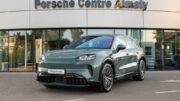 Алматы, 2026 жылғы 27 шілде. Orbis Auto автомобильдер тобының құрамына кіретін Porsche брендінің Қазақстандағы ресми импорттаушысы ел нарығында жаңа толықтай электрлі Porsche Cayenne моделін таныстырды. Жаңа модель SUV және Coupé кузов нұсқаларында, қуаты 1 156 ат күшіне дейін жететін үш модификацияда ұсынылады. Бастапқы бағасы – 60 млн теңге. Cayenne Electric моделінің бағасы 60 000 000 теңгеден, Cayenne S Electric – 73 000 000 теңгеден, ал Cayenne Turbo Electric – 94 000 000 теңгеден басталады. Осындай бастапқы бағалар Coupé кузовындағы нұсқаларға да белгіленген. Көлікке екі жылдық кепілдік беріледі, ал жоғары вольтты аккумуляторға сегіз жылдық зауыттық кепілдік қолданылады. 2026 жылдың соңына дейін Қазақстанға толықтай электрлі 14 Cayenne жеткізу жоспарланған: оның тоғызы – SUV, бесеуі – Coupé кузовында. Қазіргі уақытта бес автомобиль сатылды. Толықтай электрлі Cayenne іштен жанатын қозғалтқыштары және қосылатын гибридті күштік қондырғылары бар Cayenne модельдер қатарын толықтырды. Осылайша Porsche клиенттері күштік қондырғының үш түрінің бірін таңдау мүмкіндігін сақтайды. «Жаңа Cayenne өзіне тән Porsche болмысын сақтап қалған динамикалық, жайлы әрі күнделікті пайдалануға қолайлы модель. Электр платформасы модельдің табиғатын өзгертпейді, керісінше қуат, жүріс қоры, зарядтау жылдамдығы мен цифрлық технологиялардың айтарлықтай жетілдіріліуі арқасында оны жаңа деңгейге көтереді. Ресми сатылымға дейін түскен тапсырыстар Қазақстанда электрлі Cayenne-ге деген қызығушылықтың жоғары екенін көрсетеді», – деді Porsche Kazakhstan директоры Гауһар Ғабдрахимова. Автомобильдің қуаты 1 156 ат күшіне дейін жететін үш нұсқасы Cayenne Electric модельдерінің барлық нұсқасы әр осьте бір-бірден орналасқан екі электрқозғалтқышпен және Porsche Traction Management интеллектуалды толық жетек жүйесімен жабдықталған. Cayenne Electric 300 кВт (408 а.к.) қуат өндіреді, ал Launch Control функциясы іске қосылғанда бұл көрсеткіш 325 кВт-қа (442 а.к.) дейін артады. Автомобиль 100 км/сағ жылдамдыққа 4,8 секундта жетеді, ең жоғары жылдамдығы – 230 км/сағ, ал WLTP стандарты бойынша жүріс қоры 642 шақырымға дейін. Cayenne S Electric базалық және Turbo нұсқаларының арасында орналасқан. Оның күштік қондырғысы 400 кВт (544 а.к.), ал Launch Control режимінде 490 кВт (666 а.к.) қуат береді. 100 км/сағ жылдамдыққа 3,8 секундта жетеді, ең жоғары жылдамдығы – 250 км/сағ. WLTP циклі бойынша жүріс қоры 653 шақырымға дейін. Cayenne Turbo Electric – Porsche тарихындағы ең қуатты сериялық модель. Қалыпты режимде оның қуаты 630 кВт (857 а.к.), ал Launch Control қосылғанда 850 кВт-қа (1 156 а.к.) және 1 500 Н•м айналу моментіне дейін жетеді. 100 км/сағ жылдамдыққа небәрі 2,5 секундта, 200 км/сағ жылдамдыққа 7,4 секундта жетеді. Ең жоғары жылдамдығы – 260 км/сағ. WLTP стандарты бойынша жүріс қоры 623 шақырымға дейін. Cayenne S Electric және Cayenne Turbo Electric модельдері артқы осьтегі электрқозғалтқышты тікелей маймен салқындату жүйесімен жабдықталған. Автоспорттан алынған бұл технология ұзақ уақыт жоғары жүктеме кезінде күштік қондырғының тиімділігін сақтауға мүмкіндік береді. 16 минуттан аз уақытта 10%-дан 80%-ға дейін зарядтау мүмкіндігі Барлық нұсқалар 113 кВт•сағ сыйымдылықтағы жоғары вольтты аккумулятормен жабдықталған. 800 вольттық архитектураның арқасында тұрақты токпен зарядтау қуаты 390 кВт-қа дейін, ал белгілі бір жағдайларда 400 кВт-қа дейін жетеді. Қуатты жылдам зарядтау станциясында аккумуляторды 10%-дан 80%-ға дейін 16 минуттан аз уақытта зарядтауға болады. Ал 10 минуттық заряд Cayenne Electric моделіне 325 шақырымға дейін, Cayenne Turbo Electric моделіне 315 шақырымға дейін жол жүруге жеткілікті энергия береді. Энергияны рекуперациялау жүйесінің қуаты 600 кВт-қа дейін жетеді, бұл көрсеткіш Formula E жарыс автомобильдерінің деңгейімен шамалас. Күнделікті пайдалану кезінде тежеулердің шамамен 97%-ы электрқозғалтқыштардың көмегімен жүзеге асады, ал механикалық тежеу жүйесі тек қажет болған жағдайда ғана іске қосылады. Жаңа электр платформасы Cayenne Electric жаңа буындағы электр платформасында әзірленген. Іштен жанатын қозғалтқышы бар Cayenne-мен салыстырғанда автомобильдің ұзындығы 55 мм-ге ұзарған, ал доңғалақ базасы шамамен 13 см-ге көбейген. Бұл екінші қатардағы жолаушылар үшін кеңістікті айтарлықтай ұлғайтуға мүмкіндік берді. Негізгі жүксалғыштың көлемі 781–1 588 литр, ал алдыңғы жүксалғыштың көлемі – 90 литр. Жабдықталуына қарай автомобиль салмағы 3,5 тоннаға дейінгі тіркемені сүйрей алады. Барлық нұсқалар стандартты түрде Porsche Active Suspension Management жүйесі бар бейімделетін пневматикалық аспамен жабдықталған. Cayenne S Electric және Cayenne Turbo Electric модельдері үшін бойлық және көлденең тербелістерді іс жүзінде толық өтейтін Porsche Active Ride белсенді аспасы қосымша опция ретінде ұсынылады. Сондай-ақ барлық нұсқаларда артқы дөңгелектерді бес градусқа дейін бұратын толық басқарылатын шасси қолжетімді. Жаңа Cayenne модельдің танымал пропорцияларын сақтай отырып, төмен орналасқан капотпен, жіңішке матрицалық LED фаралармен және жақтаусыз есіктермен ерекшеленетін аэродинамикалық жаңа кузовқа ие болды. Аэродинамикалық кедергі коэффициенті – 0,25. Porsche Active Aerodynamics жүйесі қозғалыс жылдамдығы мен жол жағдайына байланысты ауа ағындарын автоматты түрде реттейді. Оның құрамына белсенді ауа қабылдау қақпақтары, бейімделетін төбе спойлері және автомобильдің тиімділігі мен тұрақтылығын арттыратын басқа да аэродинамикалық элементтер кіреді. Porsche тарихындағы ең үлкен дисплейлер алаңы Жаңа Porsche Driver Experience тұжырымдамасының негізгі элементі – орталық консольге біртіндеп жалғасатын иілген Flow Display OLED дисплейі. Оны 14,25 дюймдік цифрлық аспаптар панелі және қосымша 14,9 дюймдік алдыңғы жолаушы дисплейі толықтырады. Үшеуі бірігіп Porsche автомобильдері тарихындағы ең үлкен цифрлық дисплейлер кеңістігін құрайды. Жаңа Cayenne үшін сондай-ақ мөлдірлік деңгейі реттелетін Variable Light Control панорамалық шатыры, салонның атмосферасы мен баптауларын өзгертетін Mood Modes режимдері, жарық коммуникациялық жолағы және шынтақ тіректері мен есік панельдерін қоса алғанда жанасу беттерін жылыту жүйесі қолжетімді. Cayenne Coupé Electric қыркүйекте қол жетімді болады Алғашқы Cayenne Coupé Electric модельдері Қазақстанға 2026 жылдың қыркүйегінде жеткізіледі деп күтілуде. Қазірдің өзінде модельдің үш нұсқасына – Cayenne Coupé Electric, Cayenne S Coupé Electric және Cayenne Turbo Coupé Electric – тапсырыс беруге болады. Cayenne Coupé Electric Porsche 911 силуэтінен шабыт алған төмен түсетін flyline төбе сызығымен ерекшеленеді. Купе тәрізді пішін аэродинамикалық кедергі коэффициентін 0,23-ке дейін төмендетіп, WLTP стандарты бойынша жүріс қорын SUV нұсқасымен салыстырғанда 18 шақырымға ұлғайтып, 669 шақырымға дейін жеткізді. Спорттық келбетіне қарамастан, Coupé Cayenne моделіне тән практикалық қасиеттерін сақтап қалды: негізгі жүксалғыш көлемі 534–1 347 литр, ал алдыңғы жүксалғыш көлемі 90 литрді құрайды. 2026 жылғы 12–16 тамыз аралығында Porsche Track Experience Kazakhstan бағдарламасының қатысушылары кәсіби Porsche нұсқаушыларының жетекшілігімен СТК Sokol автодромында жаңа электрлі Cayenne мүмкіндіктерін сынап көре алады. Толықтай электрлі Cayenne моделіне Porsche Centre Almaty және Porsche Centre Astana ресми дилерлік орталықтарында тапсырыс беруге болады. Сонымен қатар автомобильдер Алматы және Астана қалаларындағы ресми Porsche орталықтарында тест-драйвқа қолжетімді болады.