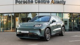 Алматы, 2026 жылғы 27 шілде. Orbis Auto автомобильдер тобының құрамына кіретін Porsche брендінің Қазақстандағы ресми импорттаушысы ел нарығында жаңа толықтай электрлі Porsche Cayenne моделін таныстырды. Жаңа модель SUV және Coupé кузов нұсқаларында, қуаты 1 156 ат күшіне дейін жететін үш модификацияда ұсынылады. Бастапқы бағасы – 60 млн теңге. Cayenne Electric моделінің бағасы 60 000 000 теңгеден, Cayenne S Electric – 73 000 000 теңгеден, ал Cayenne Turbo Electric – 94 000 000 теңгеден басталады. Осындай бастапқы бағалар Coupé кузовындағы нұсқаларға да белгіленген. Көлікке екі жылдық кепілдік беріледі, ал жоғары вольтты аккумуляторға сегіз жылдық зауыттық кепілдік қолданылады. 2026 жылдың соңына дейін Қазақстанға толықтай электрлі 14 Cayenne жеткізу жоспарланған: оның тоғызы – SUV, бесеуі – Coupé кузовында. Қазіргі уақытта бес автомобиль сатылды. Толықтай электрлі Cayenne іштен жанатын қозғалтқыштары және қосылатын гибридті күштік қондырғылары бар Cayenne модельдер қатарын толықтырды. Осылайша Porsche клиенттері күштік қондырғының үш түрінің бірін таңдау мүмкіндігін сақтайды. «Жаңа Cayenne өзіне тән Porsche болмысын сақтап қалған динамикалық, жайлы әрі күнделікті пайдалануға қолайлы модель. Электр платформасы модельдің табиғатын өзгертпейді, керісінше қуат, жүріс қоры, зарядтау жылдамдығы мен цифрлық технологиялардың айтарлықтай жетілдіріліуі арқасында оны жаңа деңгейге көтереді. Ресми сатылымға дейін түскен тапсырыстар Қазақстанда электрлі Cayenne-ге деген қызығушылықтың жоғары екенін көрсетеді», – деді Porsche Kazakhstan директоры Гауһар Ғабдрахимова. Автомобильдің қуаты 1 156 ат күшіне дейін жететін үш нұсқасы Cayenne Electric модельдерінің барлық нұсқасы әр осьте бір-бірден орналасқан екі электрқозғалтқышпен және Porsche Traction Management интеллектуалды толық жетек жүйесімен жабдықталған. Cayenne Electric 300 кВт (408 а.к.) қуат өндіреді, ал Launch Control функциясы іске қосылғанда бұл көрсеткіш 325 кВт-қа (442 а.к.) дейін артады. Автомобиль 100 км/сағ жылдамдыққа 4,8 секундта жетеді, ең жоғары жылдамдығы – 230 км/сағ, ал WLTP стандарты бойынша жүріс қоры 642 шақырымға дейін. Cayenne S Electric базалық және Turbo нұсқаларының арасында орналасқан. Оның күштік қондырғысы 400 кВт (544 а.к.), ал Launch Control режимінде 490 кВт (666 а.к.) қуат береді. 100 км/сағ жылдамдыққа 3,8 секундта жетеді, ең жоғары жылдамдығы – 250 км/сағ. WLTP циклі бойынша жүріс қоры 653 шақырымға дейін. Cayenne Turbo Electric – Porsche тарихындағы ең қуатты сериялық модель. Қалыпты режимде оның қуаты 630 кВт (857 а.к.), ал Launch Control қосылғанда 850 кВт-қа (1 156 а.к.) және 1 500 Н•м айналу моментіне дейін жетеді. 100 км/сағ жылдамдыққа небәрі 2,5 секундта, 200 км/сағ жылдамдыққа 7,4 секундта жетеді. Ең жоғары жылдамдығы – 260 км/сағ. WLTP стандарты бойынша жүріс қоры 623 шақырымға дейін. Cayenne S Electric және Cayenne Turbo Electric модельдері артқы осьтегі электрқозғалтқышты тікелей маймен салқындату жүйесімен жабдықталған. Автоспорттан алынған бұл технология ұзақ уақыт жоғары жүктеме кезінде күштік қондырғының тиімділігін сақтауға мүмкіндік береді. 16 минуттан аз уақытта 10%-дан 80%-ға дейін зарядтау мүмкіндігі Барлық нұсқалар 113 кВт•сағ сыйымдылықтағы жоғары вольтты аккумулятормен жабдықталған. 800 вольттық архитектураның арқасында тұрақты токпен зарядтау қуаты 390 кВт-қа дейін, ал белгілі бір жағдайларда 400 кВт-қа дейін жетеді. Қуатты жылдам зарядтау станциясында аккумуляторды 10%-дан 80%-ға дейін 16 минуттан аз уақытта зарядтауға болады. Ал 10 минуттық заряд Cayenne Electric моделіне 325 шақырымға дейін, Cayenne Turbo Electric моделіне 315 шақырымға дейін жол жүруге жеткілікті энергия береді. Энергияны рекуперациялау жүйесінің қуаты 600 кВт-қа дейін жетеді, бұл көрсеткіш Formula E жарыс автомобильдерінің деңгейімен шамалас. Күнделікті пайдалану кезінде тежеулердің шамамен 97%-ы электрқозғалтқыштардың көмегімен жүзеге асады, ал механикалық тежеу жүйесі тек қажет болған жағдайда ғана іске қосылады. Жаңа электр платформасы Cayenne Electric жаңа буындағы электр платформасында әзірленген. Іштен жанатын қозғалтқышы бар Cayenne-мен салыстырғанда автомобильдің ұзындығы 55 мм-ге ұзарған, ал доңғалақ базасы шамамен 13 см-ге көбейген. Бұл екінші қатардағы жолаушылар үшін кеңістікті айтарлықтай ұлғайтуға мүмкіндік берді. Негізгі жүксалғыштың көлемі 781–1 588 литр, ал алдыңғы жүксалғыштың көлемі – 90 литр. Жабдықталуына қарай автомобиль салмағы 3,5 тоннаға дейінгі тіркемені сүйрей алады. Барлық нұсқалар стандартты түрде Porsche Active Suspension Management жүйесі бар бейімделетін пневматикалық аспамен жабдықталған. Cayenne S Electric және Cayenne Turbo Electric модельдері үшін бойлық және көлденең тербелістерді іс жүзінде толық өтейтін Porsche Active Ride белсенді аспасы қосымша опция ретінде ұсынылады. Сондай-ақ барлық нұсқаларда артқы дөңгелектерді бес градусқа дейін бұратын толық басқарылатын шасси қолжетімді. Жаңа Cayenne модельдің танымал пропорцияларын сақтай отырып, төмен орналасқан капотпен, жіңішке матрицалық LED фаралармен және жақтаусыз есіктермен ерекшеленетін аэродинамикалық жаңа кузовқа ие болды. Аэродинамикалық кедергі коэффициенті – 0,25. Porsche Active Aerodynamics жүйесі қозғалыс жылдамдығы мен жол жағдайына байланысты ауа ағындарын автоматты түрде реттейді. Оның құрамына белсенді ауа қабылдау қақпақтары, бейімделетін төбе спойлері және автомобильдің тиімділігі мен тұрақтылығын арттыратын басқа да аэродинамикалық элементтер кіреді. Porsche тарихындағы ең үлкен дисплейлер алаңы Жаңа Porsche Driver Experience тұжырымдамасының негізгі элементі – орталық консольге біртіндеп жалғасатын иілген Flow Display OLED дисплейі. Оны 14,25 дюймдік цифрлық аспаптар панелі және қосымша 14,9 дюймдік алдыңғы жолаушы дисплейі толықтырады. Үшеуі бірігіп Porsche автомобильдері тарихындағы ең үлкен цифрлық дисплейлер кеңістігін құрайды. Жаңа Cayenne үшін сондай-ақ мөлдірлік деңгейі реттелетін Variable Light Control панорамалық шатыры, салонның атмосферасы мен баптауларын өзгертетін Mood Modes режимдері, жарық коммуникациялық жолағы және шынтақ тіректері мен есік панельдерін қоса алғанда жанасу беттерін жылыту жүйесі қолжетімді. Cayenne Coupé Electric қыркүйекте қол жетімді болады Алғашқы Cayenne Coupé Electric модельдері Қазақстанға 2026 жылдың қыркүйегінде жеткізіледі деп күтілуде. Қазірдің өзінде модельдің үш нұсқасына – Cayenne Coupé Electric, Cayenne S Coupé Electric және Cayenne Turbo Coupé Electric – тапсырыс беруге болады. Cayenne Coupé Electric Porsche 911 силуэтінен шабыт алған төмен түсетін flyline төбе сызығымен ерекшеленеді. Купе тәрізді пішін аэродинамикалық кедергі коэффициентін 0,23-ке дейін төмендетіп, WLTP стандарты бойынша жүріс қорын SUV нұсқасымен салыстырғанда 18 шақырымға ұлғайтып, 669 шақырымға дейін жеткізді. Спорттық келбетіне қарамастан, Coupé Cayenne моделіне тән практикалық қасиеттерін сақтап қалды: негізгі жүксалғыш көлемі 534–1 347 литр, ал алдыңғы жүксалғыш көлемі 90 литрді құрайды. 2026 жылғы 12–16 тамыз аралығында Porsche Track Experience Kazakhstan бағдарламасының қатысушылары кәсіби Porsche нұсқаушыларының жетекшілігімен СТК Sokol автодромында жаңа электрлі Cayenne мүмкіндіктерін сынап көре алады. Толықтай электрлі Cayenne моделіне Porsche Centre Almaty және Porsche Centre Astana ресми дилерлік орталықтарында тапсырыс беруге болады. Сонымен қатар автомобильдер Алматы және Астана қалаларындағы ресми Porsche орталықтарында тест-драйвқа қолжетімді болады.